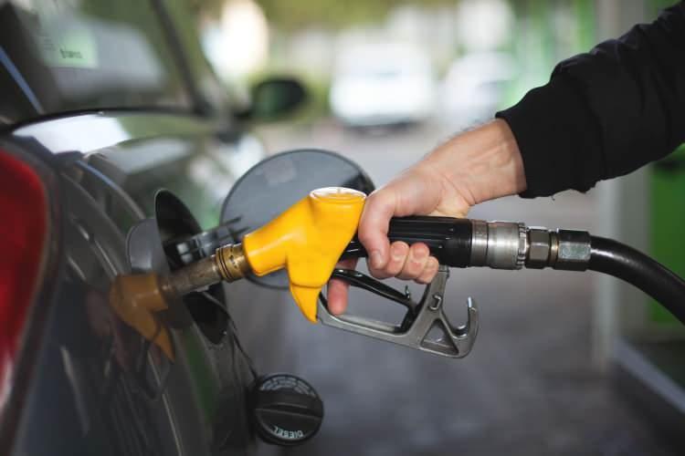 <p>Pompaya yansıyan indirimle motorinin litresi İstanbul, Ankara ve İzmir'de ortalama olarak 38-38,50 TL aralığına gerilemişti.</p>

