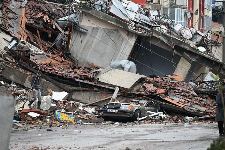 <p>11 ili etkileyen depremler kentleri enkaz yığınına çevirdi. </p>
