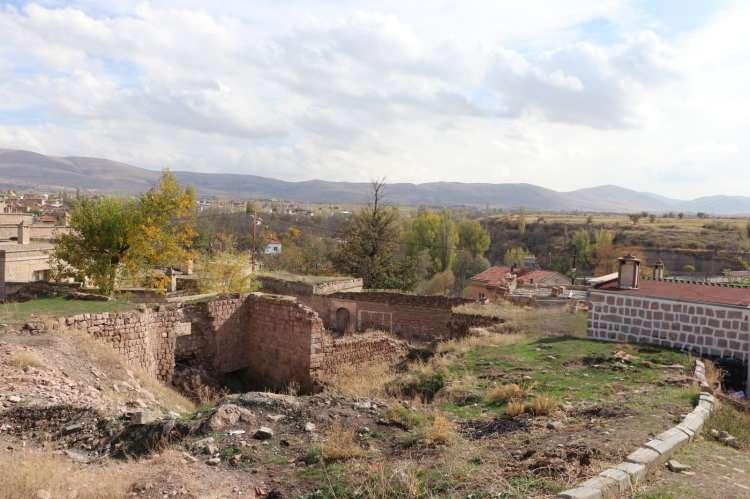 <p>Sokak üzerindeki 4 evi de satın alarak tadilat çalışmalarını genişletti. </p>