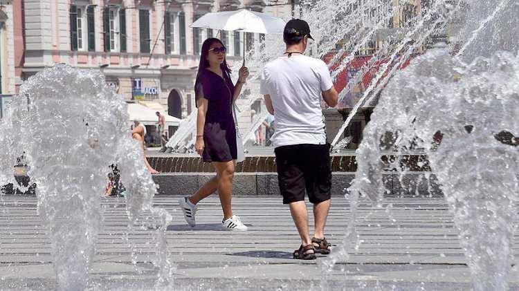 <p>Bu dönemde, 170 ülkede 30 yıllık normları aşan sıcaklıklar nedeniyle dünya nüfusunun yüzde 99'unu oluşturan 7,8 milyar insan ortalamanın üzerinde sıcaklığa maruz kaldı.</p>
