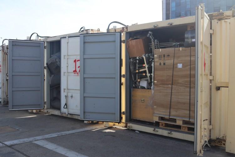 <div>“İnsanlar çoluğunu çocuğunu bırakıp orada mazlum insanlara yardım etmek istiyor”</div>
<div>Bakanlık telefonlarının kilitlendiğini ifade eden Yorulmaz, “Sağlık personellerimiz, doktorlarımız, hemşirelerimiz sürekli bizi arayıp gidip orada hizmet vermek istediklerini belirtiyorlar. İnsanlar çoluğunu çocuğunu bırakıp orada mazlum insanlara yardım etmek istiyorlar. Milletimiz farkını gösteriyor” dedi.</div>
<div>Malzemelerin gece saatlerinde gemiye yükleneceği ve olumsuz bir durum olmadığı takdirde yarın yola çıkacağı öğrenildi.</div>
