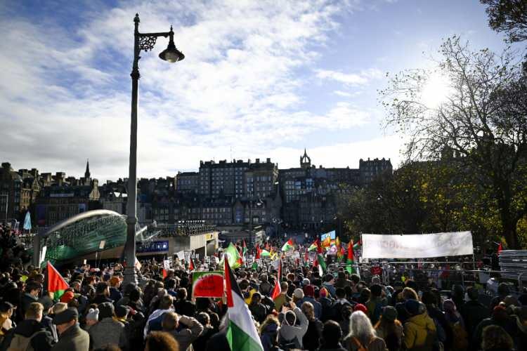 <p>İskoçya'nın Ediğnburg kentinde toplanan yüzlerce kişi, Filistin'e destek ve dayanışma gösterisi düzenledi. Princess Caddesi'nden St James Quarter Alışveriş Merkezi'ne kadar yürüyen göstericiler, Filistin bayrakları taşıdı.</p>
