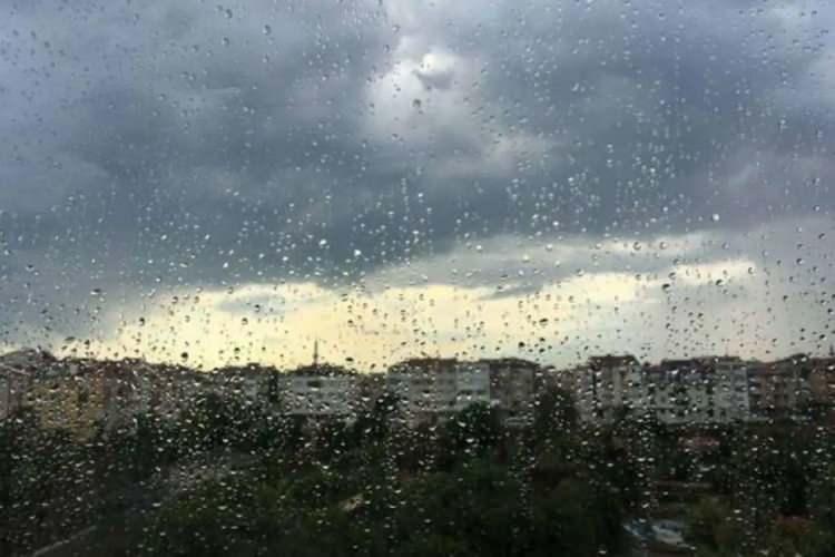 <p>Yapılan uyarıda sel, su baskını, yıldırım, ulaşımda aksamalar, yerel dolu yağışı, yağış anında kuvvetli rüzgar, hortum gibi olumsuzluklara karşı vatandaşların dikkatli ve tedbirli olmaları istendi.</p>