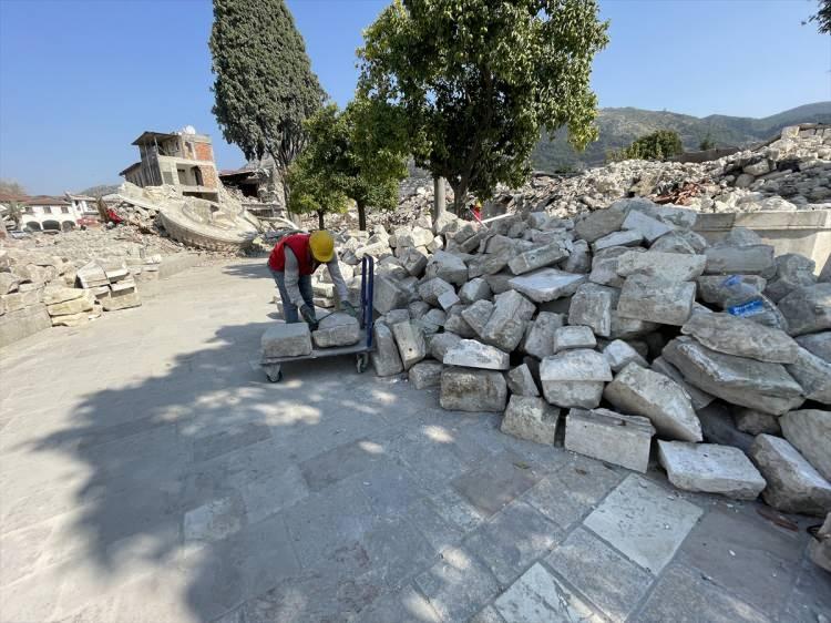 <p>Caminin deprem öncesi uygulama projeleri mevcut olup, rekonstrüksiyon çalışmalarına başlanmıştır. İlk etapta enkaz kaldırma, ayıklama, temizleme ve belgeleme çalışmaları devam eden caminin, zemin sağlamlaştırma, depreme dayanıklı statik hesaplara dayalı rekonstrüksiyon çalışmaları tamamlanarak aslına uygun bir şekilde inşa edilecektir."</p>
