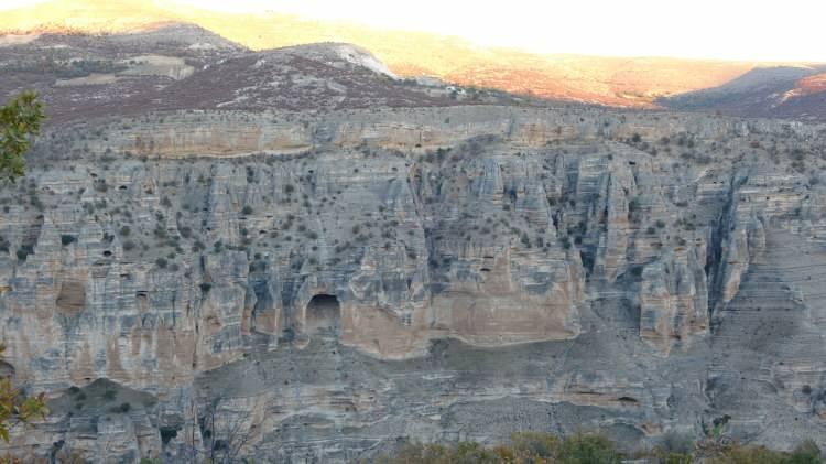 <p>Neolitik çağdan kalma kalıntıların da bulunduğu 28 kilometre uzunluğundaki vadide, bölgede varlık sürdürmüş olan Hitit medeniyetin de izleri bulunuyor.</p>