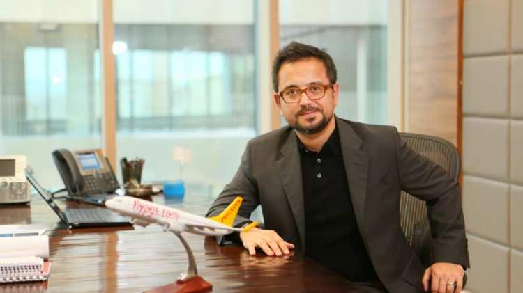 <p><span style="color:#B22222"><strong>NE OLMUŞTU</strong></span></p>

<p><strong>Esas Holding Y&ouml;netim Kurulu Başkanı Ali Sabancı ve eşi Vuslat Doğan Sabancı, tatil i&ccedil;in gittikleri Yunanistan'da ağır kaza ge&ccedil;irmişti. Yemek yemek i&ccedil;in denize a&ccedil;ılan karı-koca zodyakla kayalıklara &ccedil;arpmıştı.</strong></p>
