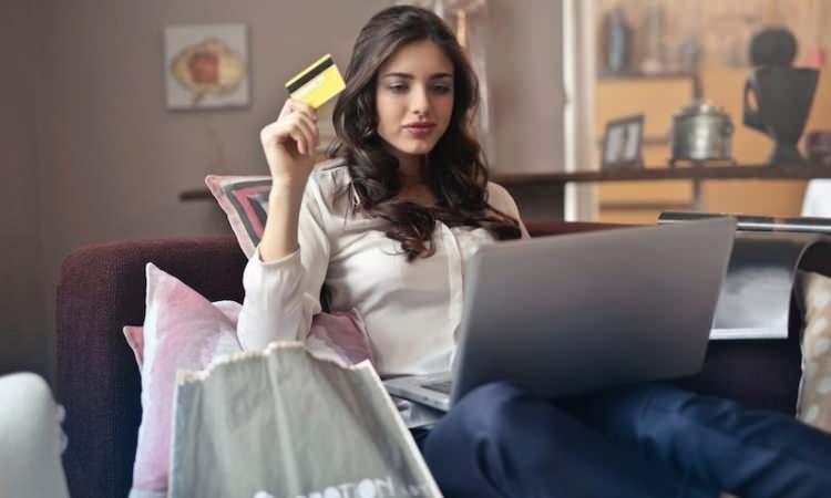 <p>Bakanlıktan yapılan açıklamada, vatandaşların mağduriyet yaşamaması için ticari hayata uygun olmayan, ticaret etiğine aykırı fiillerle ilgili çalışmaların, incelemelerin ve takiplerin devam ettiği belirtildi.</p>
<p> </p>