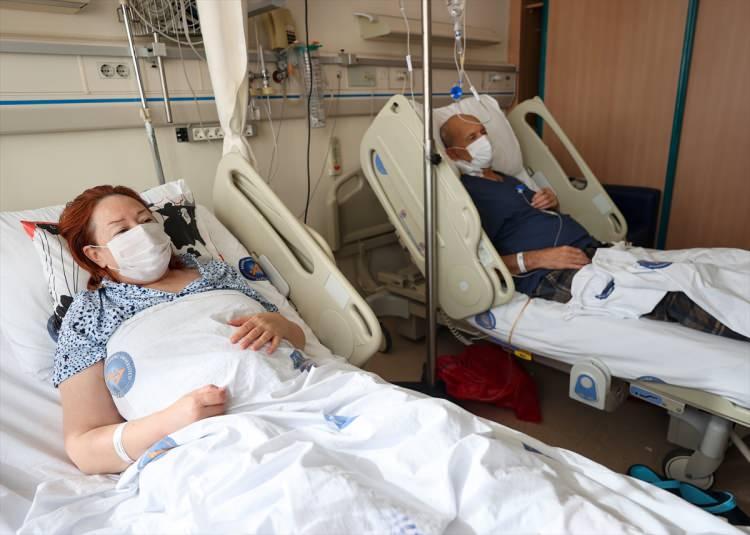 <p>Hastalığı ilerlemesine rağmen bağış çıkmayınca Aras'ın eşi, 43 yıllık hayat arkadaşına böbreğini vermek için gönüllü oldu.</p>