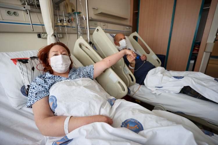 <p>Aynı hastane odasında tedavileri süren ve birbirlerine destek olan Aras çiftçi, organ bekleyen hastaların yaşama tutunabilmesi için bağış çağrısında bulundu.</p>