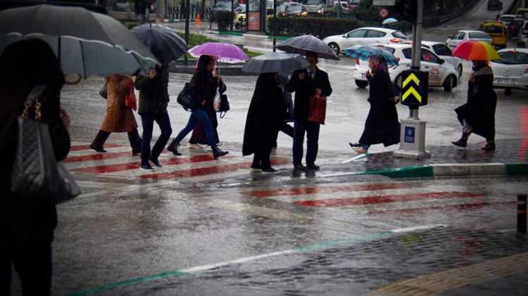 <p>Hava sıcaklığının Batı Karadeniz’de 3 ila 5 derece azalacağı, diğer yerlerde önemli bir değişiklik olmayacağı ve yurt genelinde mevsim normallerinin üzerinde seyredeceği tahmin edilirken, rüzgarın genellikle güney yönlerden hafif, ara sıra orta kuvvette, Marmara'nın doğusu, İç Ege, İç Anadolu ile Orta ve Doğu Karadeniz'in iç kesimlerinde kuvvetli olarak (40-70 km/saat) esmesi bekleniyor.</p>