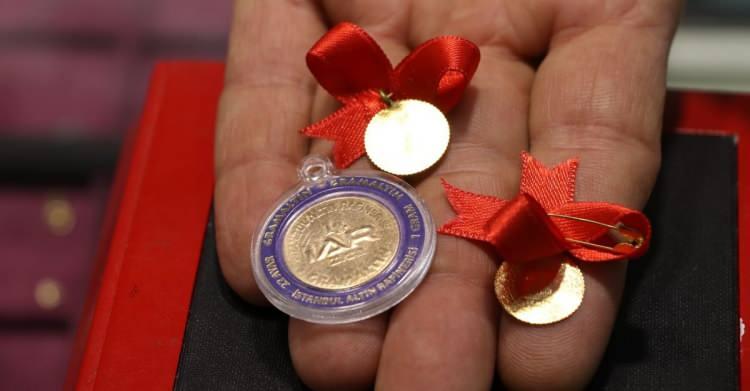 <p>Ons altındaki güncel durum ve uzun vadeli öngörüsünü paylaşan İslam Memiş, "Ons altın 1984 dolarda. Cuma günü 2000 dolara kadar yükselmişti. 1960 dolara kadar geri çekilmesi lazım bu kez alım yapabiliriz demiştim. Sınırlı kaldı geri çekilme. Dolar endeksini takip ediyor ons altın.</p>