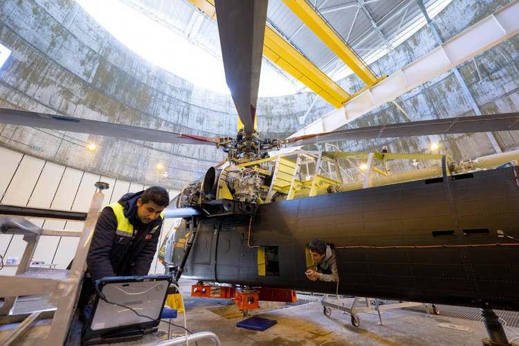 <p>Ülkemizde bolca bulunan bor Karbür (B4C), elmas ve kübik bor nitrürden sonra bilinen en sert malzemedir. Sertliği kadar esnek yapısıyla da ATAK-2 helikopterinin hareket hızını arttırmış olacak.</p>
<p> </p>