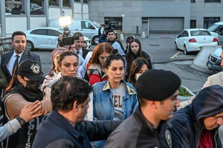 <p>Bu konu hakkında ifadesinde gruplarda fotoğrafları olduğunu ileri süren Polat, "Bu grup bizim önce/sonra grubumuzdur. (işlemlerden öncesi ve sonrası atılırdı.) Benimde orada vücudumun fotoğraflarının olması, ayrıca müşterilerimizin müstehcen görüntülerinin olması sebebiyle endişe ettim. </p>