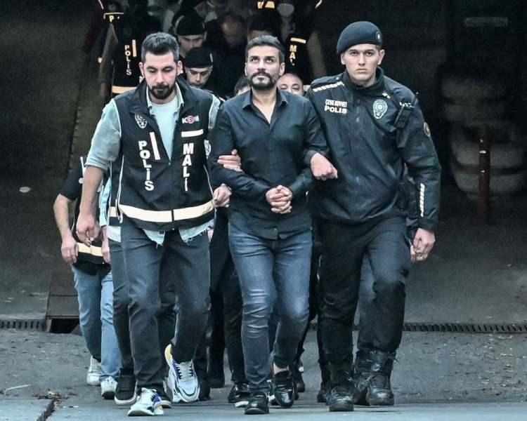 <p>Eşim Engin Polat'ın "Cansu telefonu vermesin..." şeklindeki görüşmesi bu telefonun şahısların kendi şahsi cep telefonu olmasından ötürü bizimle alakasının olmadığından böyle bir cümle kullanmıştır" dedi.</p>
<p> </p>