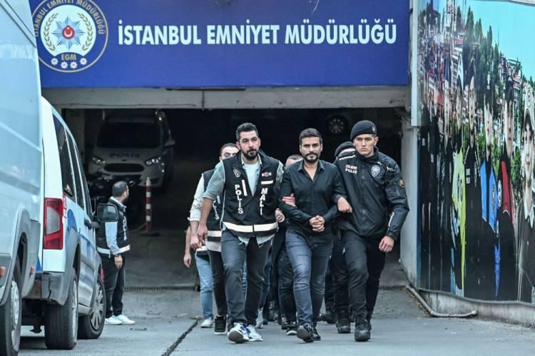 <p>DİLAN POLAT VE ÇALIŞANININ KONUŞMALARI</p>
<p>Konuşmanın İçeriği:</p>
<p>BURCU GÜLEN : alo</p>
<p>DİLAN POLAT : efendim burcu</p>
<p>BURCU GÜLEN : dilan hanım şey cansunun telefonunu aldılarda onlarda galiba</p>
<p>DİLAN POLAT : cansunun şahsi telefonunu niye alıyor ki</p>
<p>BURCU GÜLEN : bilmiyorum sen buranın nesisin dedi ondan sonra işte cansu dedi ki müdürüyüm dedi alayım telefonunu dedi aldı (diğer hedef engin polat konuşur: cansu telefonunu vermesin ne alakası var)</p>