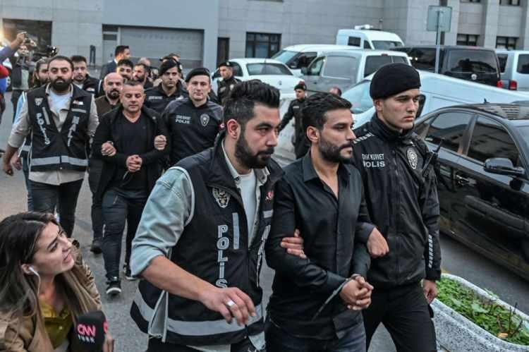 <p>BURCU GÜLEN : aldılar direk mesajları</p>
<p>ENGİN POLAT : avukat geliyor avukata söylesin</p>
<p>BURCU GÜLEN : dilan hanım bence siz dilan hanım bence siz şey yapın mesajları geri çekin bizde hemen çıkalım gruptan silelim yönetici siz misiniz grubu direk silin</p>
<p>DİLAN POLAT : grupları komple sil hayatım temizlede sonra hepsini</p>
<p> </p>
<p>Konuşmanın İçeriği:</p>
<p>BURCU GÜLEN : alo efendim dilan hanım DİLAN POLAT : ordalar mı hala</p>
<p>BURCU GÜLEN : evet evet hala burdalar şey şuan girişte bilgisayarları filan kontrol ediyorlar cansuyla birtanesi de yukarı filan çıktı hala burdalar</p>