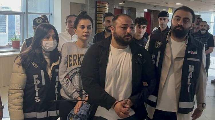<p>DİLAN POLAT : hıhı yoldayım canım<br />
BURCU GÜLEN : tamam tamam dilan hanım</p>