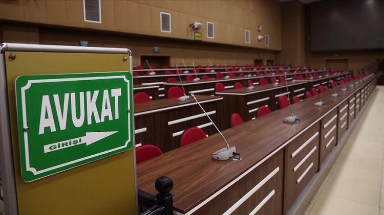 <p>Tunç sözlerine şöyle devam etti: "Ama diğer konularda hakim ve savcılarımızın yardımcısı olarak kararların yazılmasını, tüm bunlarda tecrübeli hakim insanlarımızın yanında usta-çırak ilişkisi içerisinde çalışacaklar ve o tecrübeli hakim-savcılarımız onlara puanlar verecekler. Sonrasında belli bir puanı tutturan bu mesleğe kabul edilecek.”</p>
