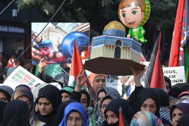 <p>Mitinge ellerinde Türk ve Filistin bayraklarıyla gelen katılımcılar, İsrail'in saldırılarını protesto etti, İsrail aleyhine sloganlar attı.</p>