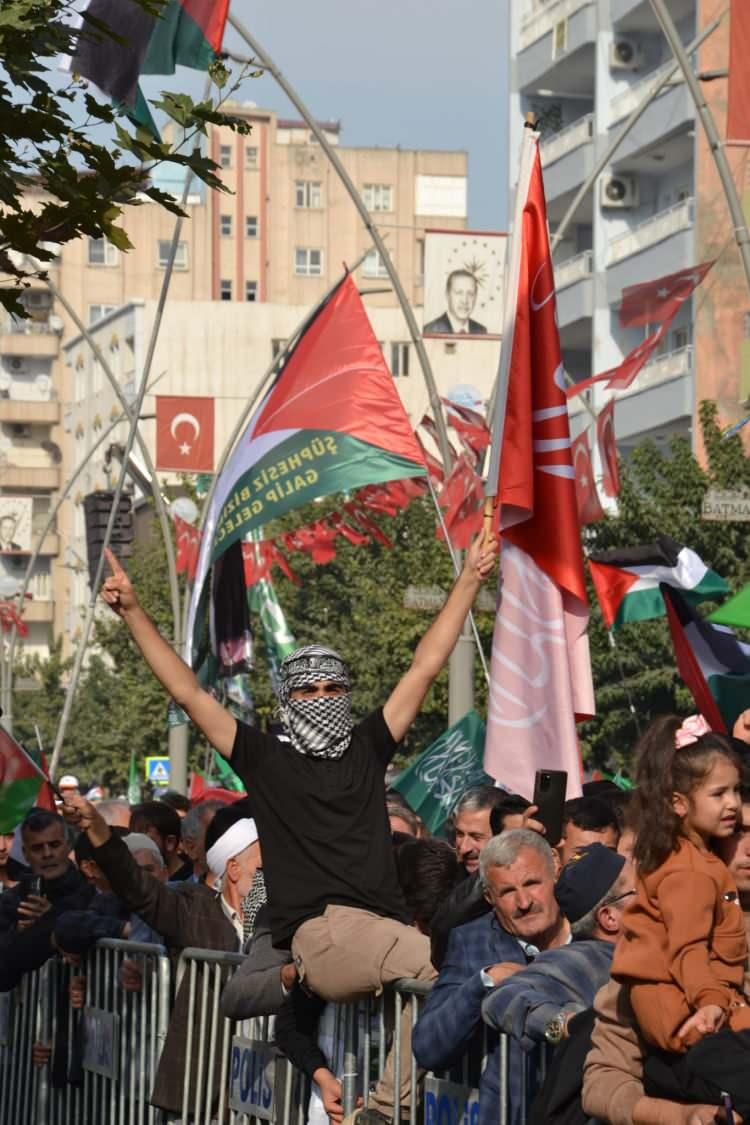 <p>Yapıcıoğlu, "Zalimin zulmüne boyun eğmeyen azizleri tebrik ediyoruz. Gazze'ye ateş ve ölüm yağıyor. Orada hastaneler, camiler, kiliseler, yardım konvoyları ve su taşıyan arabalar bombalanıyor. Seyretmekle yetinen insanlık ölüyor orada. Son 15 yılda şehadet şerbeti içen Filistinli kardeşlerimizin sayısı 130 binin üzerinde." diye konuştu.</p>