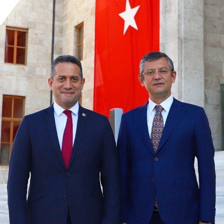 <p>Ali Mahir Başarır, Özel'in kurultayda kazandığını öğrendiğinde yaptığı aşırı sevinç gösterisiyle mutluluğunu gizleyemedi.</p>
