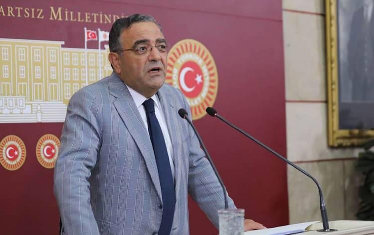 <p>Özgür Özel, TSK'ya yönelik iftiraları nedeniyle tüm kesimlerden tepki gören Sezgin Tanrıkulu'nu CHP'nin A Takımı'na ekledi.</p>
