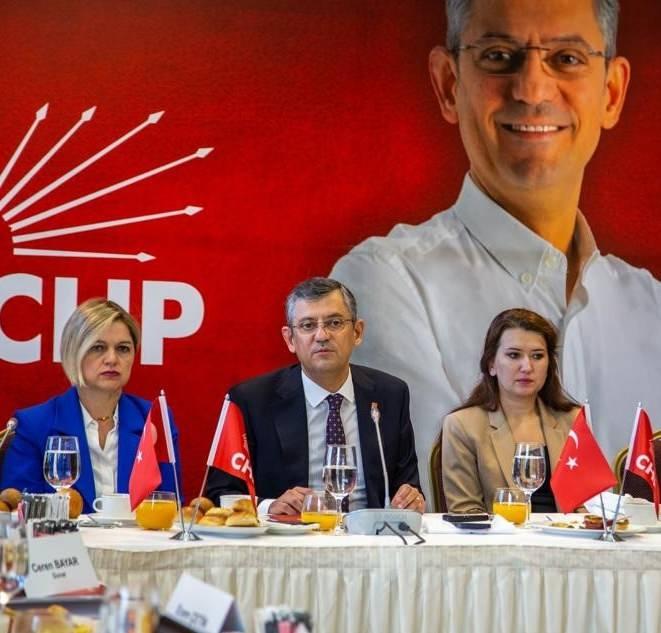 <p> Selin Sayek Böke ve Gökçe Gökçen de Özel'in PM listesine girerek ismini kazananların arasına yazdırdı.</p>

<p>Böke'nin ekonomiden sorumlu olarak MYK’da yer alması bekleniyor.</p>
