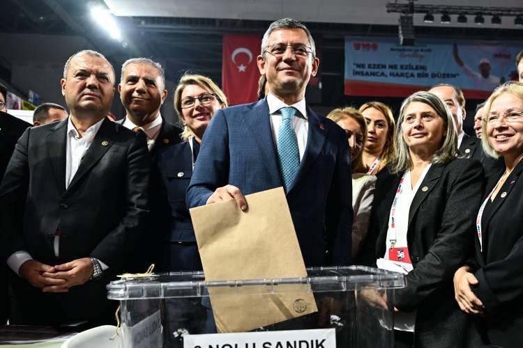<p> CHP Parti Meclisi’ne giren diğer isimler ise şöyle:</p>

<p>“Gökan Zeybek, Özgür Karabat, Bedirhan Berk Doğru, Ozan Işık, Deniz Yücel, Gamze Taşcıer, Murat Bakan, Suat Özçağdaş, Cem Aydın, Baki Aydöner, Ensar Aytekin, M. Gül Çiftci Binici, Selin Sayek Böke, Canan Taşer, Pınar Uzun Okakın, Mahir Yüksel, Erhan Adem, Burhanettin Bulut, Ecevit Keleş, Ali Abbas Ertürk, Hikmet Erbilgin, Ali Haydar Fırat, Bülent Nuri Çavuşoğlu, Hüseyin Yaşar, Berker Esen, Ulaş Karasu, Müslim Sarı, Deniz Yavuzyılmaz, Zeliha Aksaz Şahbaz, Özgür Ceylan, Hikmet Yalım Halıcı, Erbil Aydınlık, Sevgi Kılıç, Yalçın Görgöz, Orhan Sarıbal, Turgay Özcan, Melisa Uğraş, Mehmet Tüm, Ali Haydar Hakverdi, Sinem Kırçiçek, Semra Dinçer, Hüseyin Can Güner, Ahmet Hakan Uyanık, Şengül Yeşildal, Emin Umut Dikili, Nazan Güneysu, Koza Yardımcı, Mehmet Alkın Denizaslanı, Yankı Bağcıoğlu, Yalçın Karatepe, Volkan Demir, Baran Bozoğlu, İlhan Uzgel, Gülşah Deniz Atalar, Armağan Erdoğan, Gökçe Gökçen, Aylin Nazlıaka, Saniye Barut, Gonca Yelda Orhan, Gizem Coşkun.”</p>
