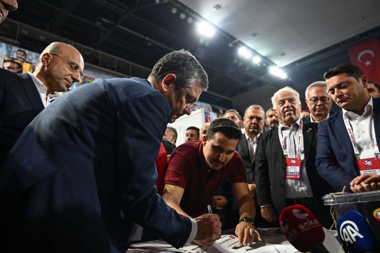 <p>MYK’da yer alacak isimler, büyük oranda belli.</p>

<p>PM’ye, Bilim Yönetim ve Kültür Platformu kontenjanın giren, Prof. Dr. Yalçın Karatepe ve Selin Sayek Böke ile Prof. Dr. Volkan Demir’in ekonomiden sorumlu olarak MYK’da yer alması bekleniyor.</p>

<p>Öğretim üyesi, dış politika uzmanı İlhan Uzgel’in de MYK’da yer alması bekleniyor.</p>

<p>Bilim-teknolojide Andaç Pamuk, milli savunmada ise Yankı Bağcıoğlu’nun da listede yer alması bekleniyor.</p>
