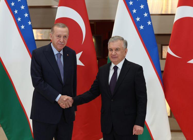 <p> Cumhurbaşkanı Recep Tayyip Erdoğan, resmi temaslarda bulunmak üzere geldiği Özbekistan’da Cumhurbaşkanı Şevket Mirziyoyev ile bir araya geldi. </p>
