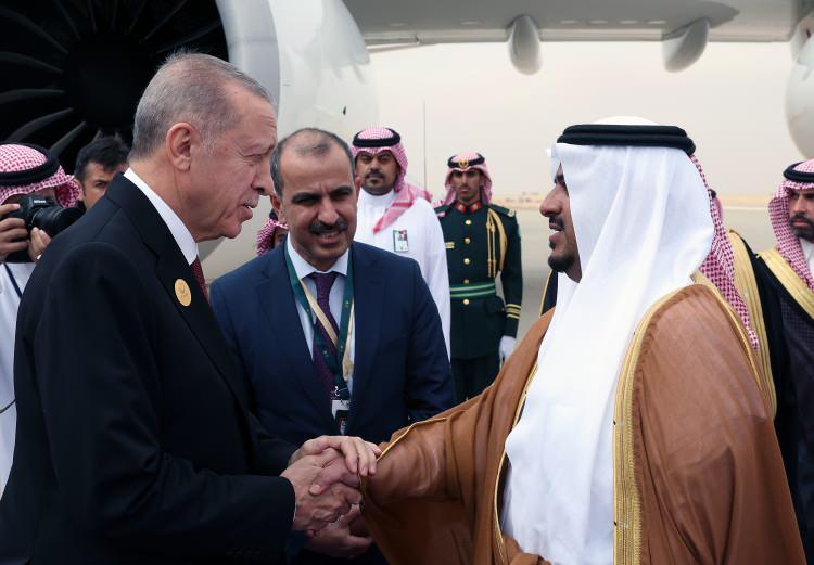 <p>Cumhurbaşkanı Recep Tayyip Erdoğan, İslam İşbirliği Teşkilatı ve Arap Ligi Olağanüstü Ortak Zirvesi'ne katılmak üzere özel uçak "TRK" ile Suudi Arabistan'ın başkenti Riyad'a geldi.</p>
