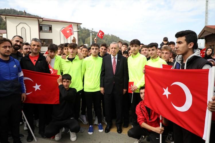 <p>Cumhurbaşkanı Recep Tayyip Erdoğan, yoğun çalışmalarını sürdürüyor.</p>
