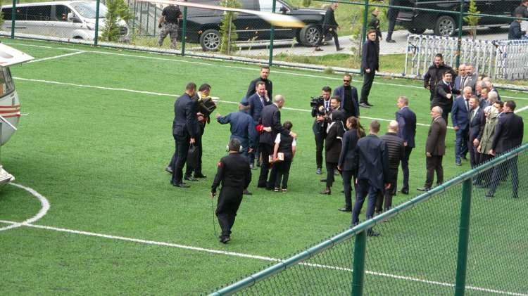 <p>Cumhurbaşkanı Erdoğan Güneysu'dan bindiği helikopterle, dünyaca ünlü turizm merkezi Ayder Yaylası’na geldi.</p>