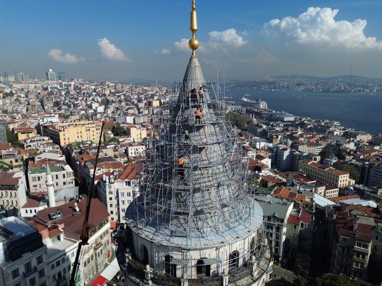 <p> Kasım tarihinde 8’inci katta bulunan “Seyir Terası” bölümünün restorasyon sebebiyle kapandığını, diğer katların ise ziyaretçilerini ağırlayabileceğini duyuruldu. Galata Kulesi’nin külahında yapılan restorasyon çalışmaları dron ile görüntülendi.</p>
