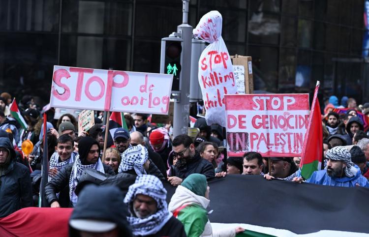 <p>Nathan, gösteriye çocuğuyla gelmesinin nedenini anlatırken, "<strong>Çocuklarımın da bunun parçası olmasını istedim. Dayanışma göstermek önemli. Gazze'de 4 bin çocuk öldürüldü. O yüzden çocuklarım da bu dayanışmanın parçası olmalı.</strong>" değerlendirmesinde bulundu.</p>
