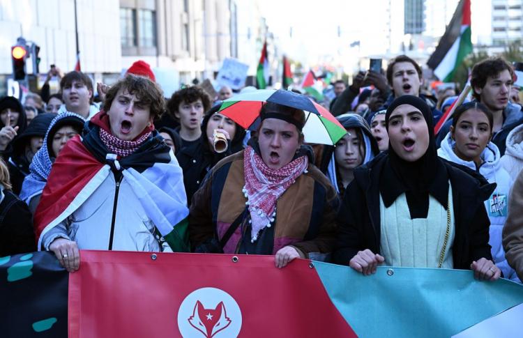 <p>İtalya'da doğup büyüyen Eritre asıllı Mara adlı gösterici de "<strong>Bugün buradayım çünkü meşru müdafaa düşüncesini öne sürerek, bu kadar çılgınca büyüklükte bir güç kullanmak ve aktif şekilde soykırım uygulamak doğru değil. Bu meşru müdafaa değil, bu katliam. Kimse masum insanların katledilmesini normal karşılamamalı.</strong>" diye konuştu.</p>
