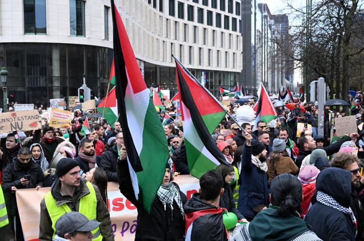 <p>Hamas'ın elindeki İsrailli rehinelerin durumunu anladığını belirten Mara, "<strong>Neden İsrailli rehinelerin üzerine de bomba atıyorsunuz. Bu kesinlikle Hamas'ı hedef almak değil, bu yıkım ve işgal için yapılıyor.</strong>" dedi.</p>
