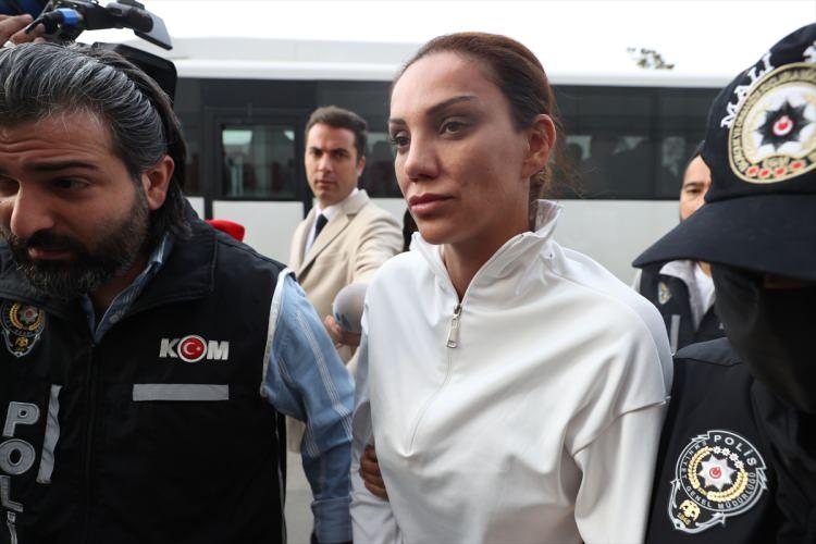 <p>Engin Polat ifadesinin devamında, "Birbirimiz ile fikir alışverişinde bulunuruz. İhtiyacımız olduğunda da borç alışverişinde de buluruz. Bu borçları elden verdiğimizde olur. Bizim tüm tedarikçilerimiz Türkiye'dedir, bunlar bilindik firmalardır. Bunlar bize faturalarını keser. Biz ürünlerimizi alırız. Biz örgüt değiliz, bir aile şirketiyiz. Vergisel bir hata yanlışlık yapmış olabiliriz. Aldığımız faturalarda sıkıntılı olanlar çıkabilir. Geçmişte de çıkmıştı. Biz aldığımız her faturanın malzemesini teslim almışızdır. Kimseye sahte fatura vermedik. Tüm satışlarımız faturalıdır." savunmasını yaptı.</p>
