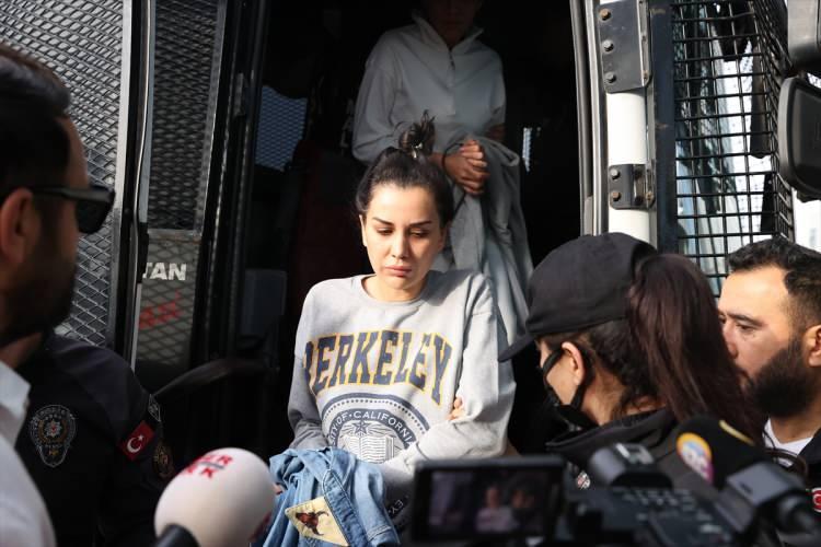 <p>Savcılık sevk yazısında, şüpheli Ahmet Gün'ün tasfiye halindeki şirketlerden başka firmalara gerçek bir mal alış ve satış olmadan değişik zamanlarda 98 milyon 657 bin, 25 milyon 337 bin, 20 milyon, 150 milyon ve 29 milyon lira sahte fatura düzenlediğini kaydetti.</p>