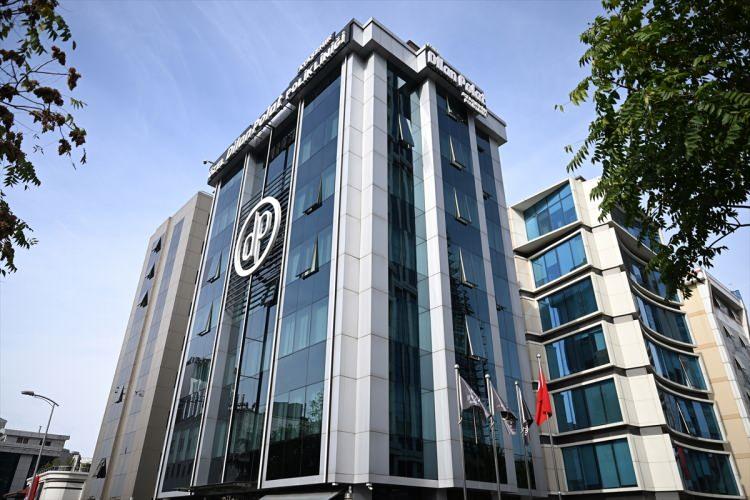 <p>Kara para iddialarını kabul etmeyen Engin Polat, "Paraları topladığım bir şirket genel olarak yoktur. Bu paralar ile araç, gayrimenkul aldığım olmuştur. Bunları yatırım için yaptım. Bunları para aklamak için yapmadım. Ticari faaliyetten kazandığım paralar ile aldım. Kredi fizibilitemi yükseltmek için 2022 yılı Aralık ayında Milda Gayrimenkulü kurduktan sonra bütün mallarımı oraya taşıdım. Bunun sebebi inşaat projesine başlayacak olmamdı. Ruhsat çıkmak üzereydi fakat bu olaylar nedeniyle hesaplarıma bloke gelmesi nedeniyle bu işlem durdu." ifadelerini kullandı.</p>
