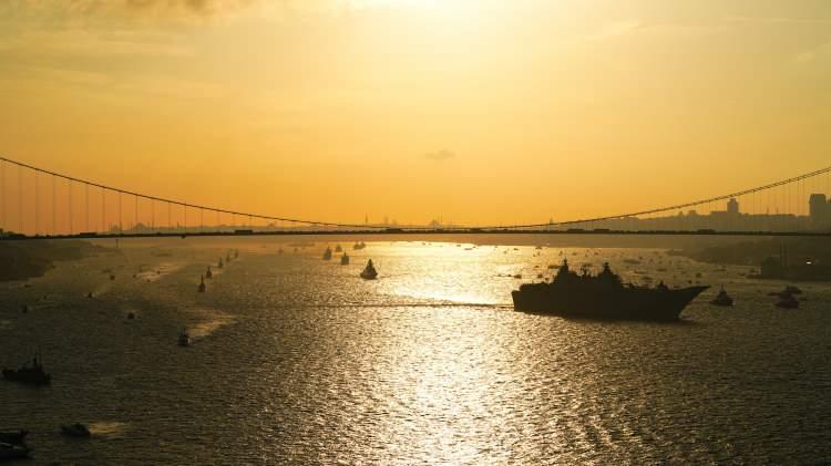 <p>Kozan Selçuk Erkan’a göre TCG Anadolu, TCG Derya, TCG İstanbul gibi platformlar Türkiye’nin dünyaya ‘her geçen gün daha da gelişiyoruz’ mesajının ete kemiğe bürünmüş hallerinden biriydi.</p>