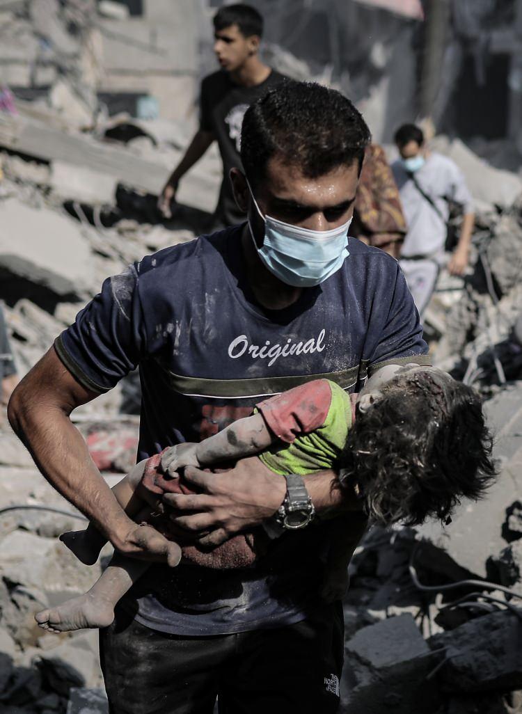 <p>Rajagopal, Gazze'deki 1 milyondan fazla insanın kuzeyden g&uuml;neye tahliye emrini vermenin, tahliye yollarına defalarca saldırmanın "uluslararası insancıl hukukun ihlali olduğunu" vurguladı.</p>
