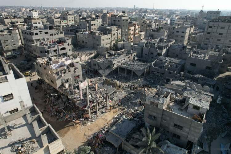 <p>İsrail, sanki sivilleri koruyormuş gibi g&ouml;sterme &ccedil;abasında beyaz bayrak a&ccedil;an Filistinlileri tahliye ediyor. Ancak bu bir tahliye değil. S&uuml;rg&uuml;n. Tankların namluları altındaki siviller belirsizliğe s&uuml;rg&uuml;n ediliyor.</p>
