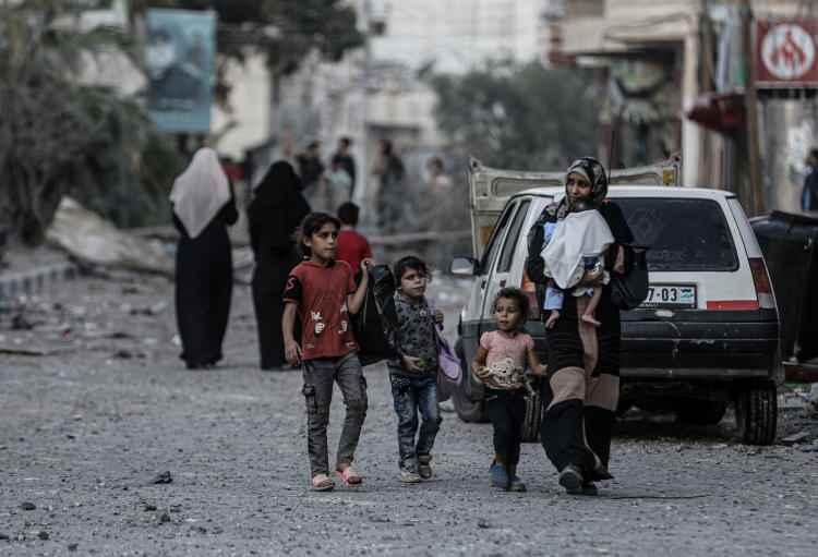 <p>İsrail, sanki sivilleri koruyormuş gibi g&ouml;sterme &ccedil;abasında beyaz bayrak a&ccedil;an Filistinlileri tahliye ediyor. Ancak bu bir tahliye değil. S&uuml;rg&uuml;n. Tankların namluları altındaki siviller belirsizliğe s&uuml;rg&uuml;n ediliyor.</p>
