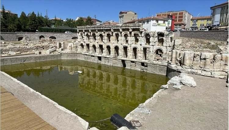 <p><span style="color:#000000"><strong>Yozgat'ın Sarıkaya ilçesinde yer alan 2 bin yıllık Basilica Therma Roma Hamamı, dünyada yalnızca 2 örneği bulunan nadide bir eser olarak dikkatleri üzerine çekiyor. </strong></span></p>
