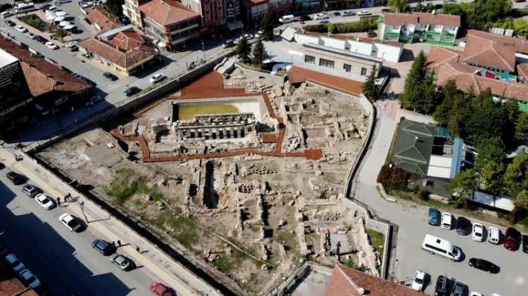 <p><span style="color:#000000"><strong>Roma Hamamının hem ülke hem de Yozgat turizmine önemli katkılarının olacağını söyleyen Yozgat Valisi Mehmet Ali Özkan, konu hakkında şöyle konuştu:</strong></span></p>
<p><span style="color:#000000"><strong>"Yozgat coğrafyamızda geçmiş dönemlerimizi yansıtan birçok eserimiz var. Bunlardan bir tanesi de Sarıkaya'daki tarihi Roma Hamamımız. Kültür ve Turizm Bakanlığımız bünyesinde hamamımızın restorasyon çalışmaları ve çevre düzenleme çalışmaları bitti. </strong></span></p>