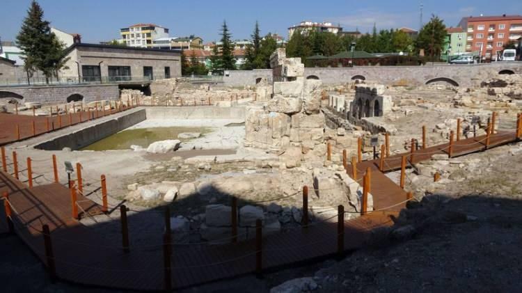 <p><span style="color:#000000"><strong>Sarıkaya ilçesinde esnaflıkla uğraşan Abdullah Karataş ise, "Tarihi 2 bin yıla dayanan Dünya'da iki tane olan Roma Hamamı'nda çalışmalar bitti. Biz de esnaf olarak turistlerin buraya gelip ziyaret etmesini istiyoruz. onların için de elimizden gelen gayreti esnaf olarak göstereceğiz" ifadelerini kullandı.</strong></span></p>