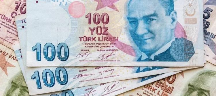 <p>1999 ile 20008 arasında aylık bağlama oranı düşüyor olsa da enflasyon oranları da güncelleme katsayısına katılıyor. 2008 sonrasında yine düşük aylık bağlama oranına karşın enflasyon oranı büyüme hızı gibi yeni güncellemeler devreye giriyor. Bu üç dönem için yapılan üç ayrı hesap toplanarak emekli aylığı belirleniyor.</p>
<p> </p>