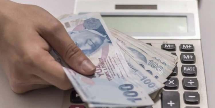 <p><strong>2) Kimler yüksek emekli maaşı alıyor?</strong></p>
<p> </p>
<p>Yüksek emekli maaşı alabilmek için çalışma hayatı boyunca asgari ücretin üzerinde brüt maaşı olmak gerekiyor. Çalışma hayatında SGK'ya bildirilen kazancı yüksek olanların emekli aylıkları da yüksek oluyor.</p>