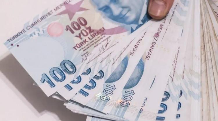 <p><strong>5) Memur emeklisinde kök maaş var mı?</strong></p>
<p>Kök maaş uygulaması tüm emeklilerde var. Net maaş kazançlara göre hesaplanıyor ve bunun üzerine yüzde 4 ek ödeme ekleniyor. Memur emeklileri de diğer emekliler gibi her ay yüzde 4 oranında ek ödeme alıyor. Bunun dışındaki aylıkları kök aylıklarını oluşturuyor. Taban maaş uygulaması ise SSK ve Bağ-Kur emeklileri için geçerli oluyor.</p>
